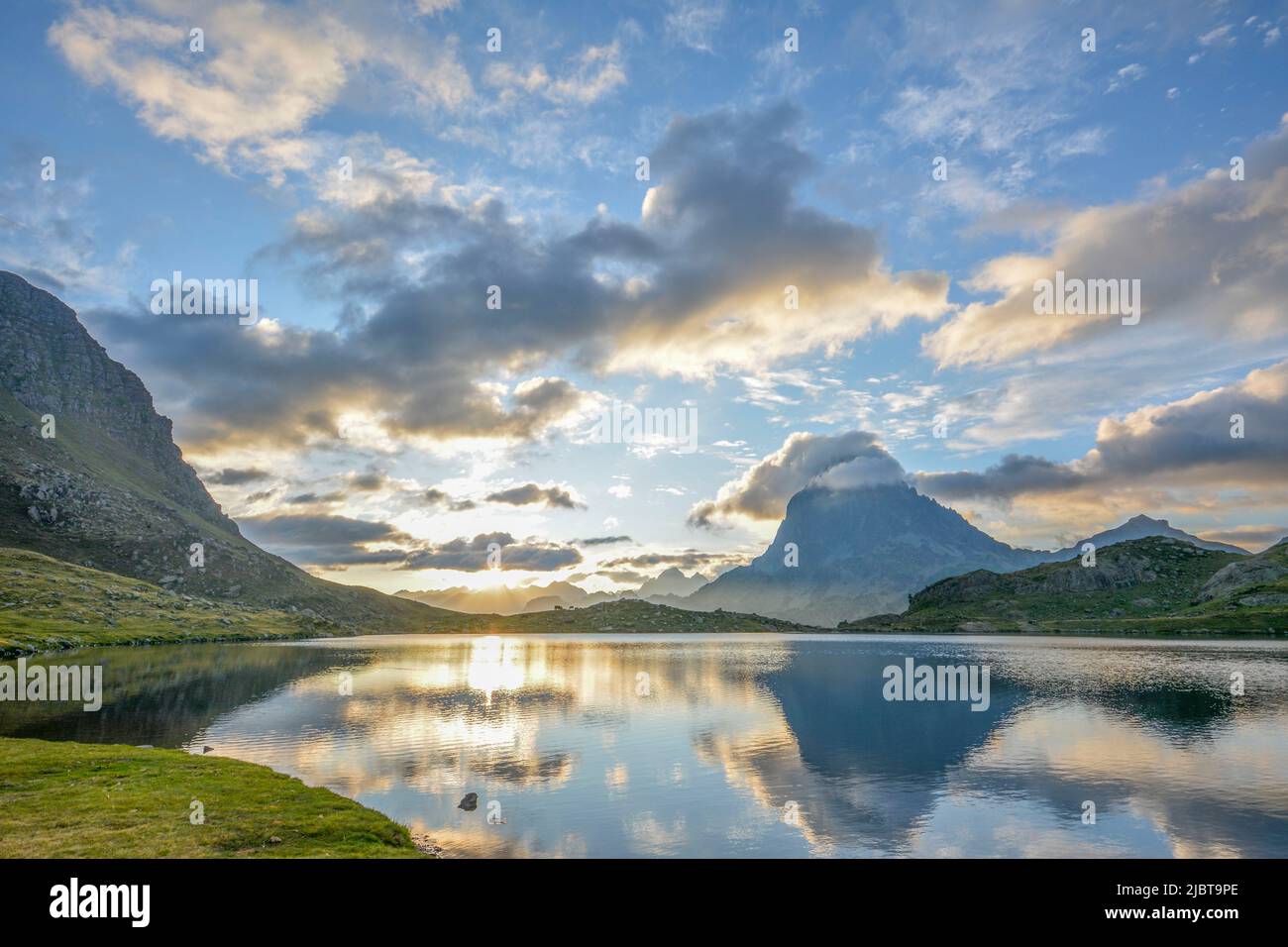 France, Pyrénées Atlantiques, Béarn, vallée de l'Ossau, lever de soleil d'été au-dessus du lac de Gentau vu du pic du midi d'Ossau Banque D'Images