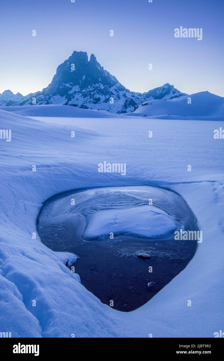 France, Pyrénées Atlantiques, Béarn, vallée de l'Ossau, pic du midi d'Ossau en hiver et paysage enneigé Banque D'Images