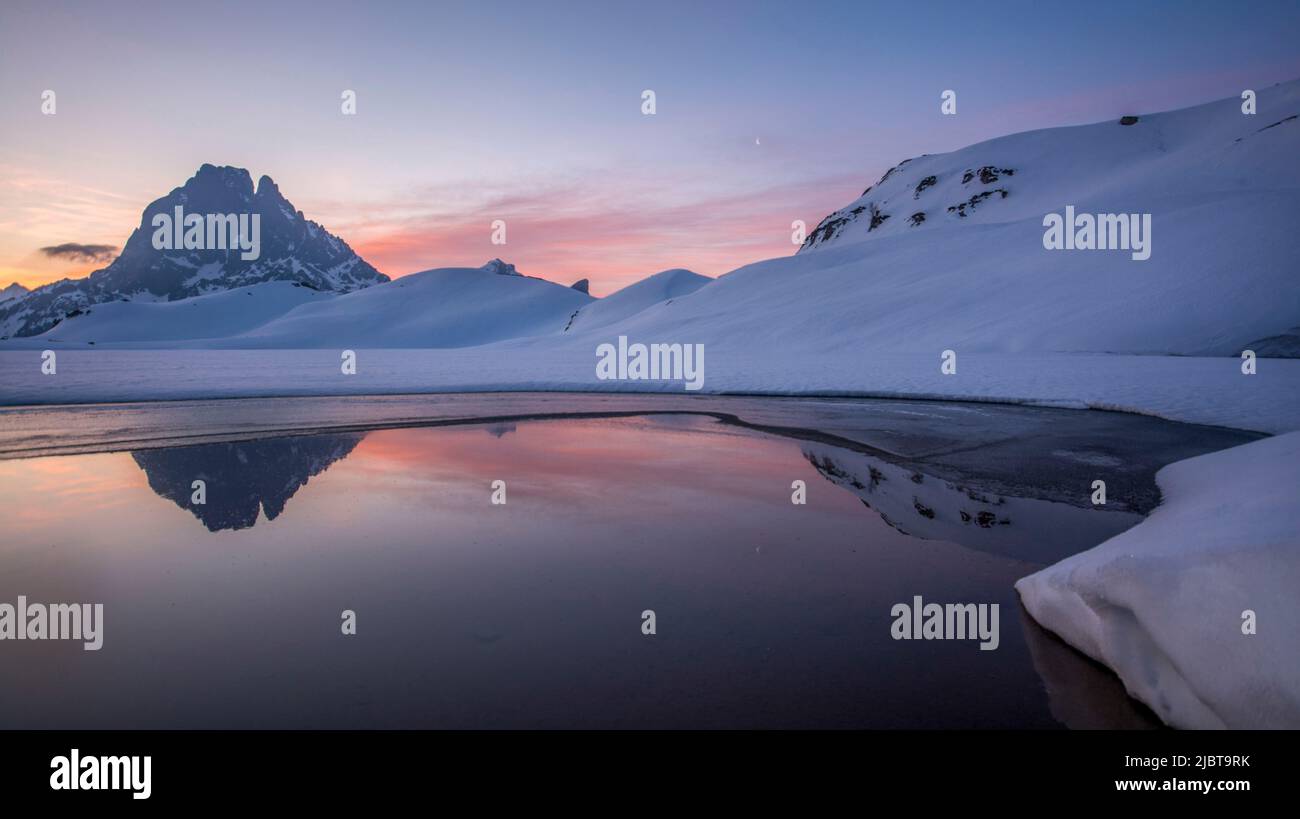 France, Pyrénées Atlantiques, Béarn, vallée de l'Ossau, aube colorée et reflet du pic enneigé du midi d'Ossau sur le lac Banque D'Images