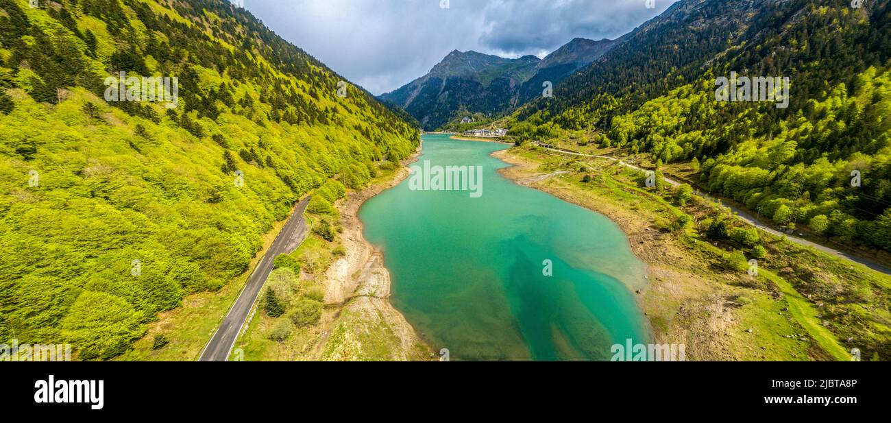 France, Pyrénées Atlantiques, Lac de Fabreges Artouste et forêt de sapins et de hêtres au printemps (vue aérienne) Banque D'Images