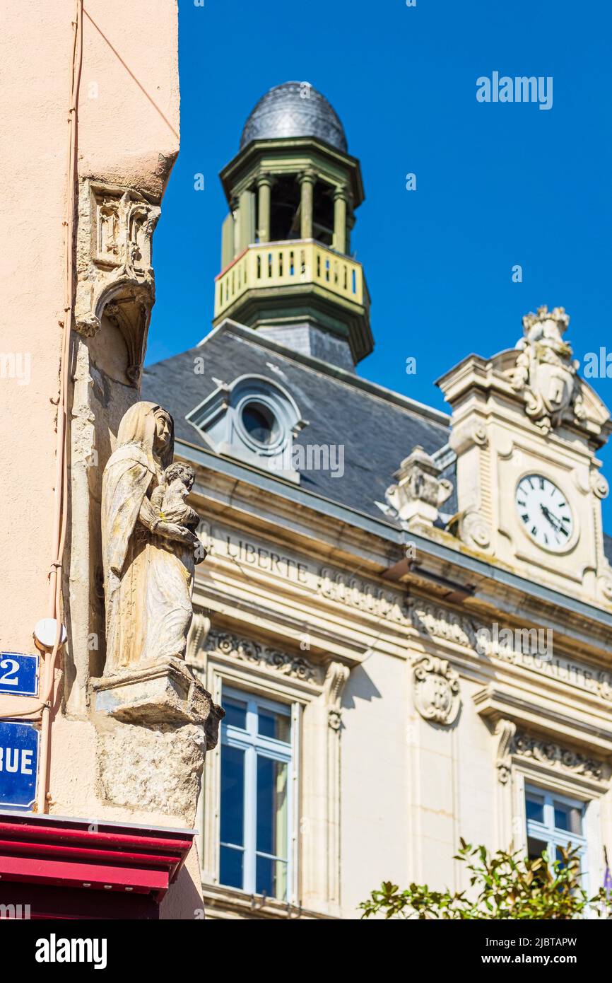 France, Ain, Trevoux, statue de Sainte Anne Trinitaire (probablement du 16th siècle) et hôtel de ville Banque D'Images