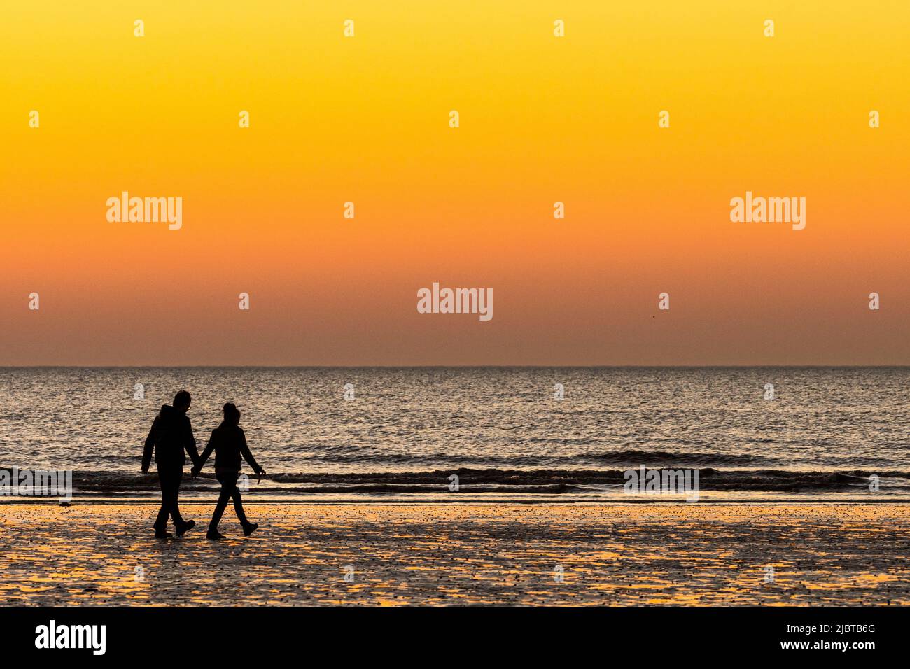 France, somme, Ault, couple sur la plage au coucher du soleil Banque D'Images