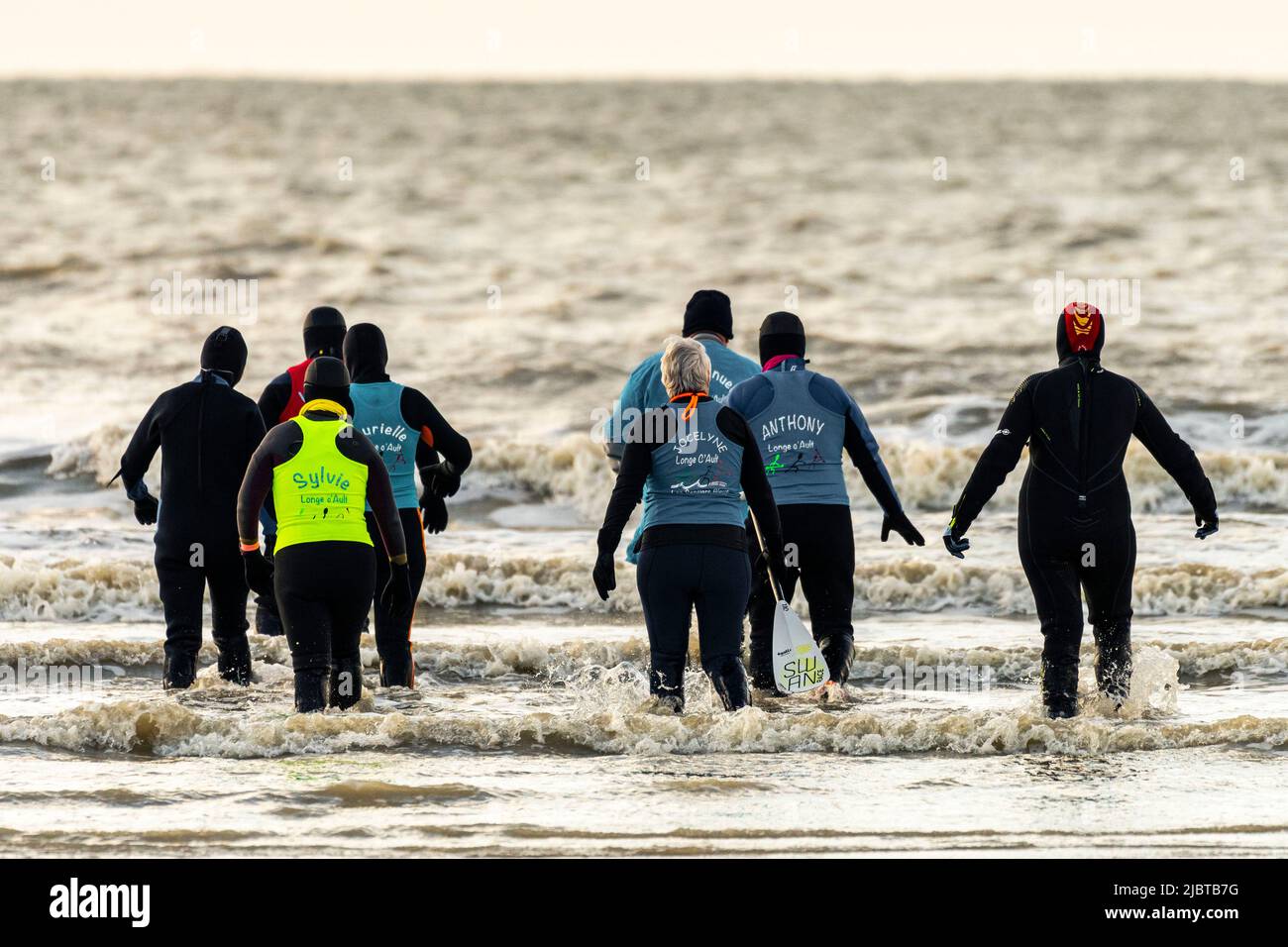 France, somme, Ault, sortie en mer pour les courageux membres du club de long-côte malgré un courant fort, beaucoup de vent et de températures hivernales Banque D'Images