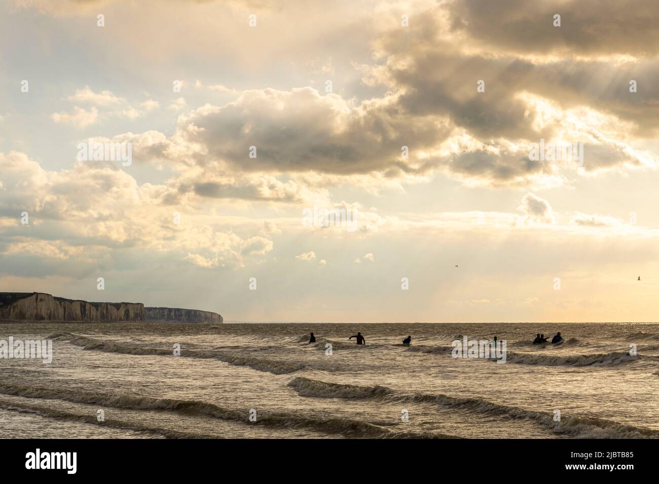 France, somme, Ault, sortie en mer pour les courageux membres du club de long-côte malgré un courant fort, beaucoup de vent et de températures hivernales Banque D'Images