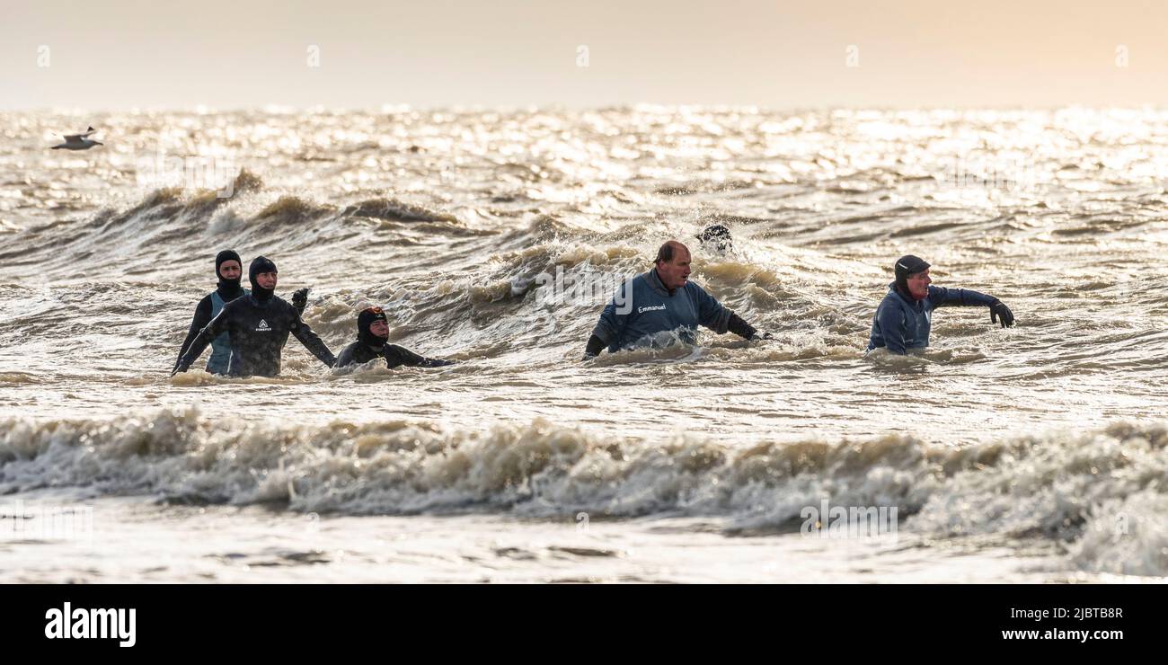 France, somme, Ault, sortie en mer pour les courageux membres du club de long-côte malgré un courant fort, beaucoup de vent et de températures hivernales Banque D'Images