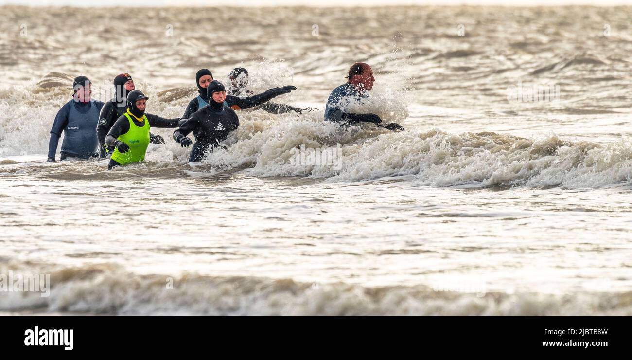 France, somme, Ault, sortie en mer pour les courageux membres du club de long-côte malgré un courant fort, beaucoup de vent et de températures hivernales Banque D'Images