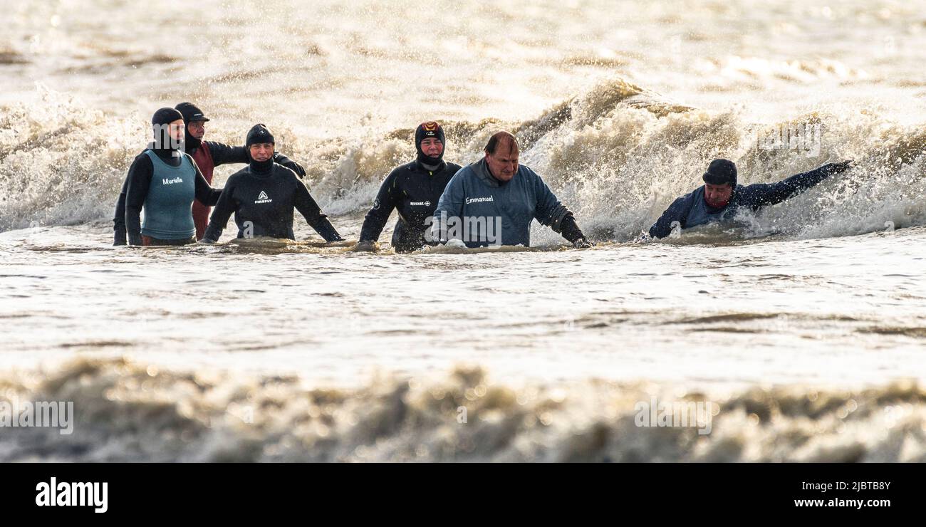 France, somme, Ault, sortie en mer pour les courageux membres du club de long-côte malgré un courant fort, beaucoup de vent et de températures hivernales Banque D'Images