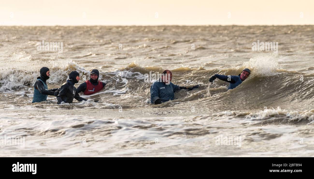 France, somme, Ault, sortie en mer pour les courageux membres du club de long-côte malgré un courant fort, beaucoup de vent et de températures hivernales Banque D'Images