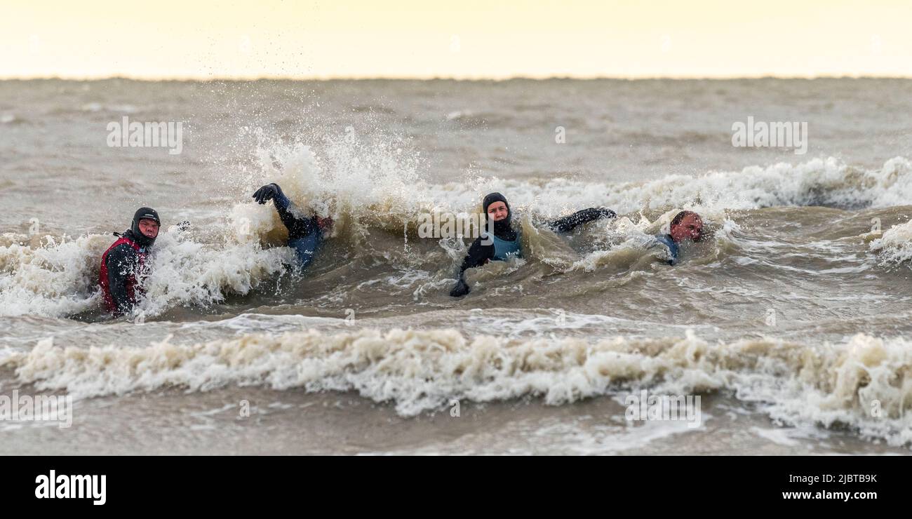 France, somme, Ault, sortie en mer pour les courageux membres du club de long-côte malgré un courant fort, beaucoup de vent et de températures hivernales Banque D'Images