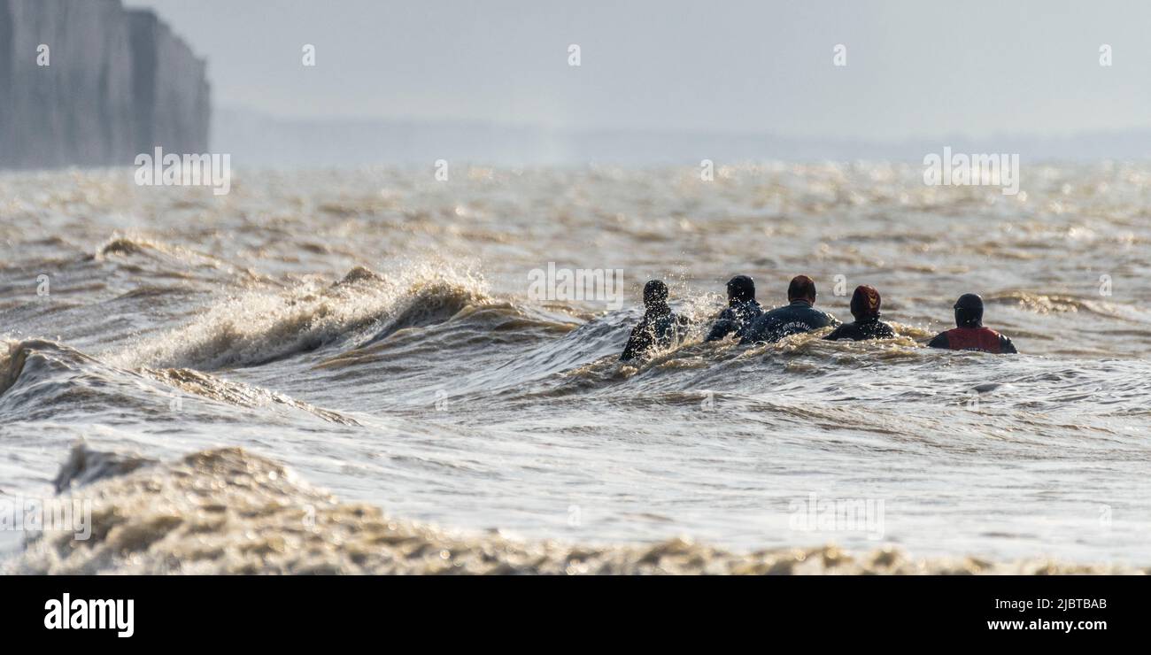 France, somme, Ault, sortie en mer pour les courageux membres du club de long-côte malgré un courant fort, beaucoup de vent et de températures hivernales Banque D'Images