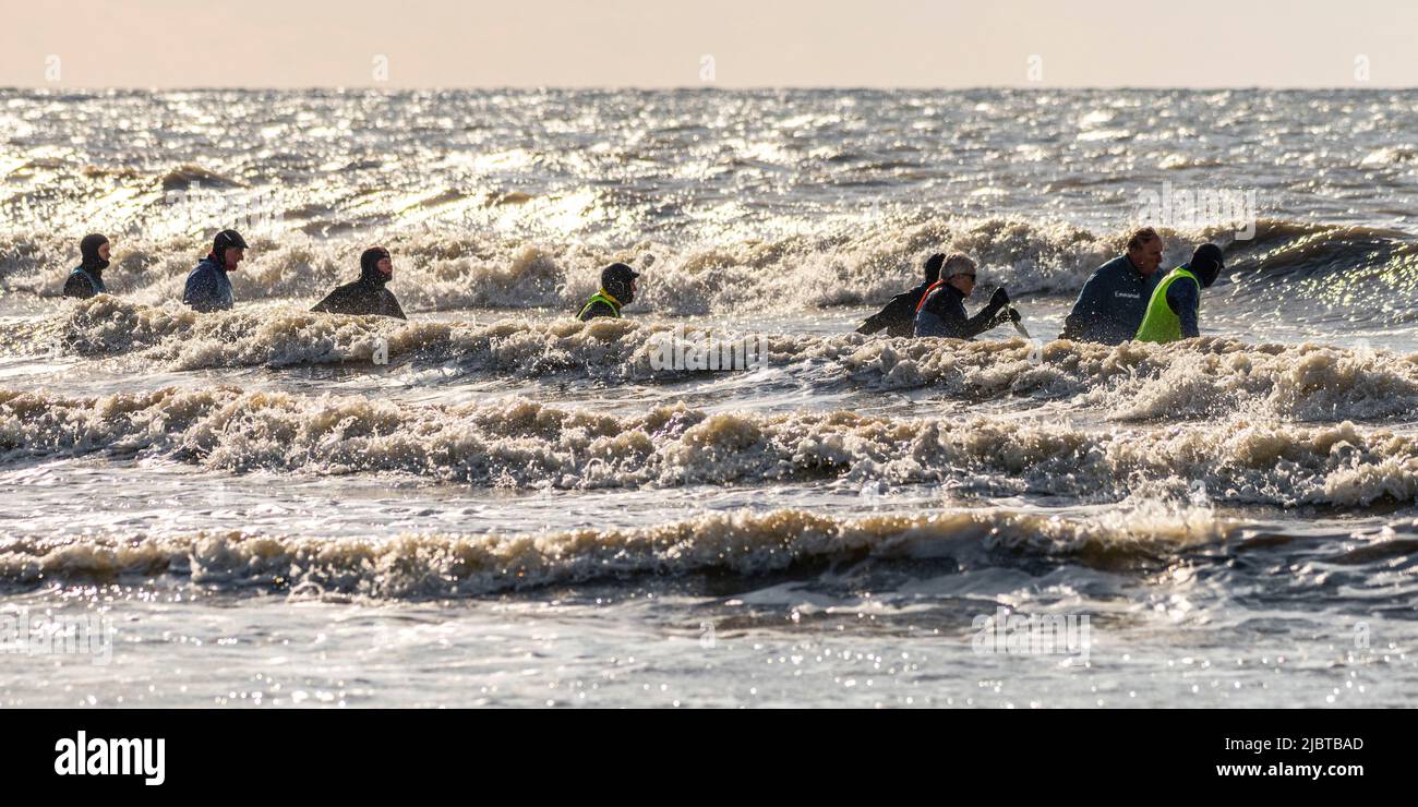 France, somme, Ault, sortie en mer pour les courageux membres du club de long-côte malgré un courant fort, beaucoup de vent et de températures hivernales Banque D'Images