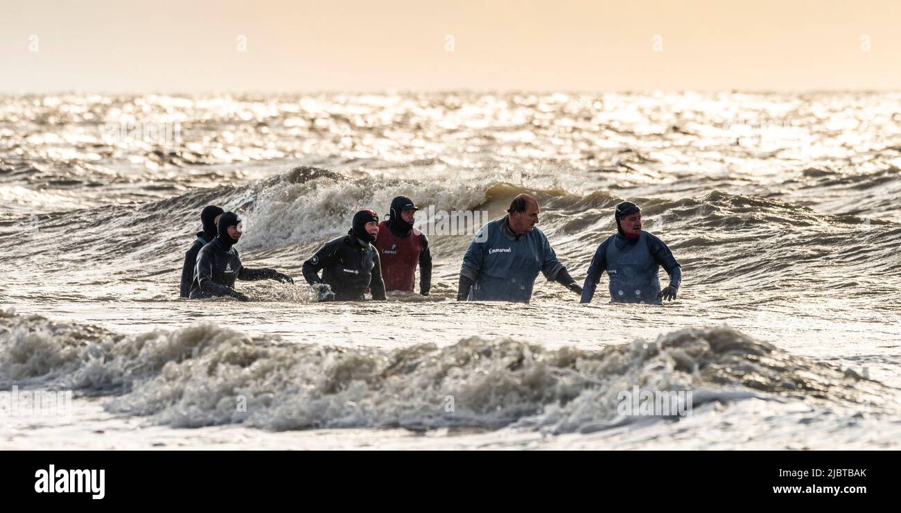 France, somme, Ault, sortie en mer pour les courageux membres du club de long-côte malgré un courant fort, beaucoup de vent et de températures hivernales Banque D'Images