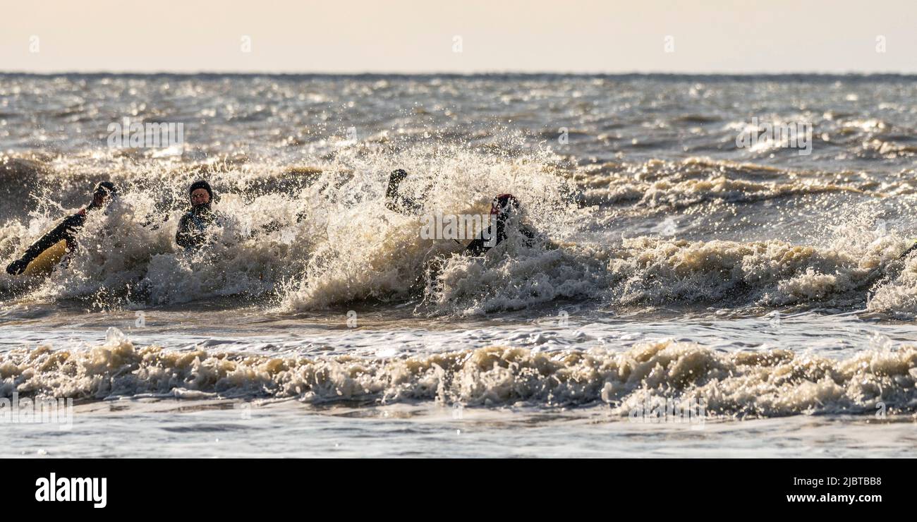 France, somme, Ault, sortie en mer pour les courageux membres du club de long-côte malgré un courant fort, beaucoup de vent et de températures hivernales Banque D'Images