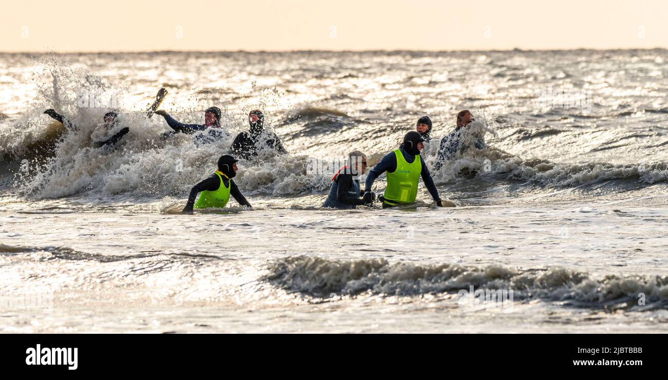 France, somme, Ault, sortie en mer pour les courageux membres du club de long-côte malgré un courant fort, beaucoup de vent et de températures hivernales Banque D'Images