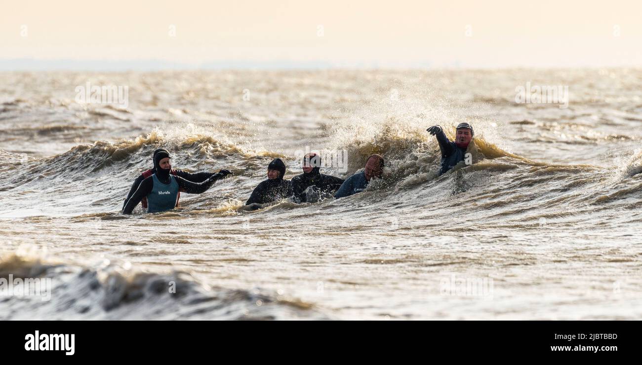 France, somme, Ault, sortie en mer pour les courageux membres du club de long-côte malgré un courant fort, beaucoup de vent et de températures hivernales Banque D'Images