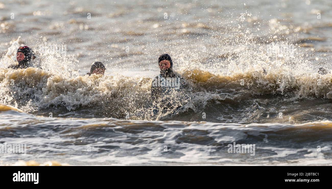 France, somme, Ault, sortie en mer pour les courageux membres du club de long-côte malgré un courant fort, beaucoup de vent et de températures hivernales Banque D'Images