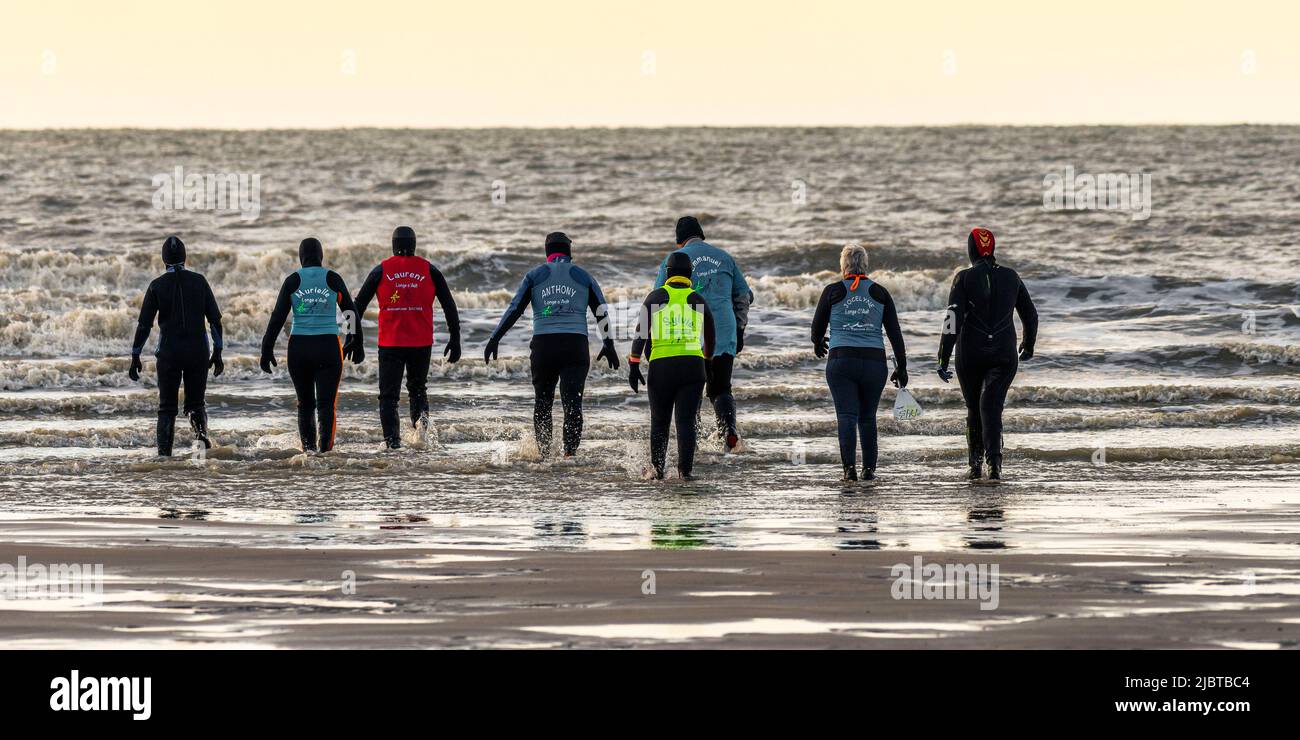 France, somme, Ault, sortie en mer pour les courageux membres du club de long-côte malgré un courant fort, beaucoup de vent et de températures hivernales Banque D'Images