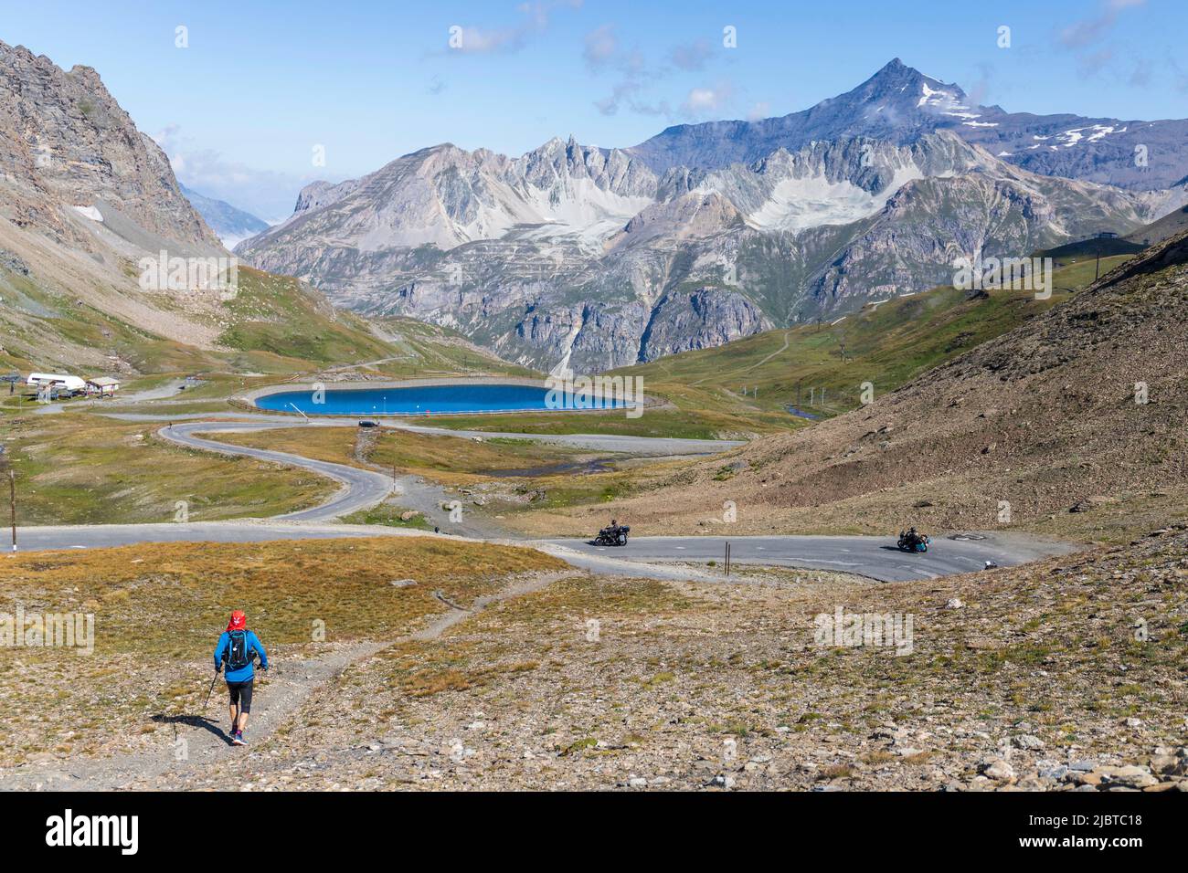 France, Savoie, Parc national de la Vanoise, Val-d'Isère, vue du Col de l'Iseran (2770 m) sur la route des grandes Alpes, entre Val-d'Isère et Bonneval-sur-Arc , les aiguilles du Dôme (3017 m) en arrière-plan Banque D'Images