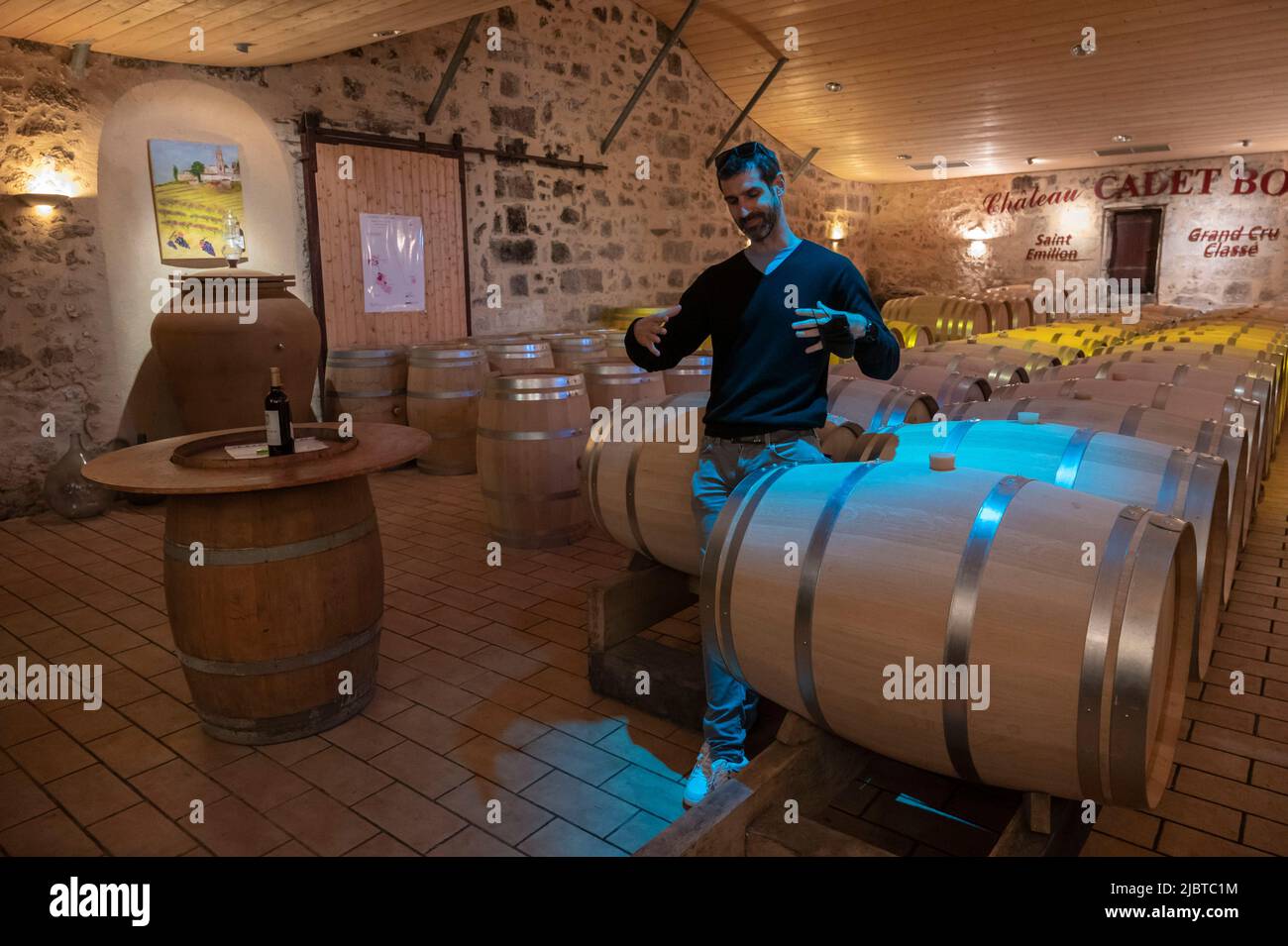 France, Gironde (33), Saint-Émilion, classé au patrimoine mondial de l'UNESCO, Château Cadet-bon, classé Premier Grand cru, maître de cave dans la cave Banque D'Images