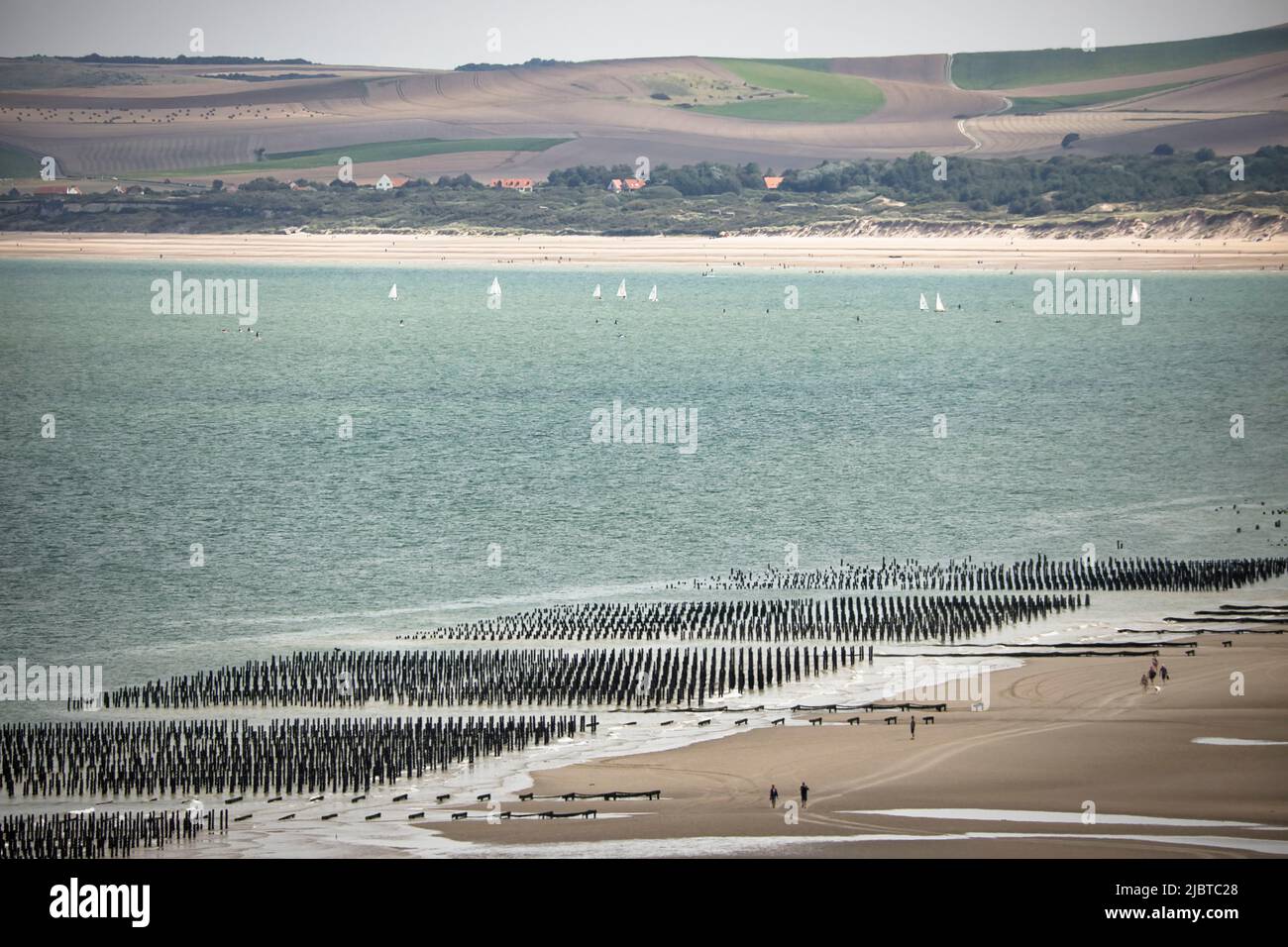 France, pas de Calais, Grand site des deux caps, parc naturel régional des caps et marais d'Opale, Côte d'Opale, promenades sur plage de Tardinghen avec ses bouchos pour la culture des moules / France, pas de Calais, Grand site des deux caps, Parc naturel régional des caps et marais d'Opale, Côte d'Opale, marcheur sur la plage de Tardinghen avec ses bouchos pour la culture des moules Banque D'Images