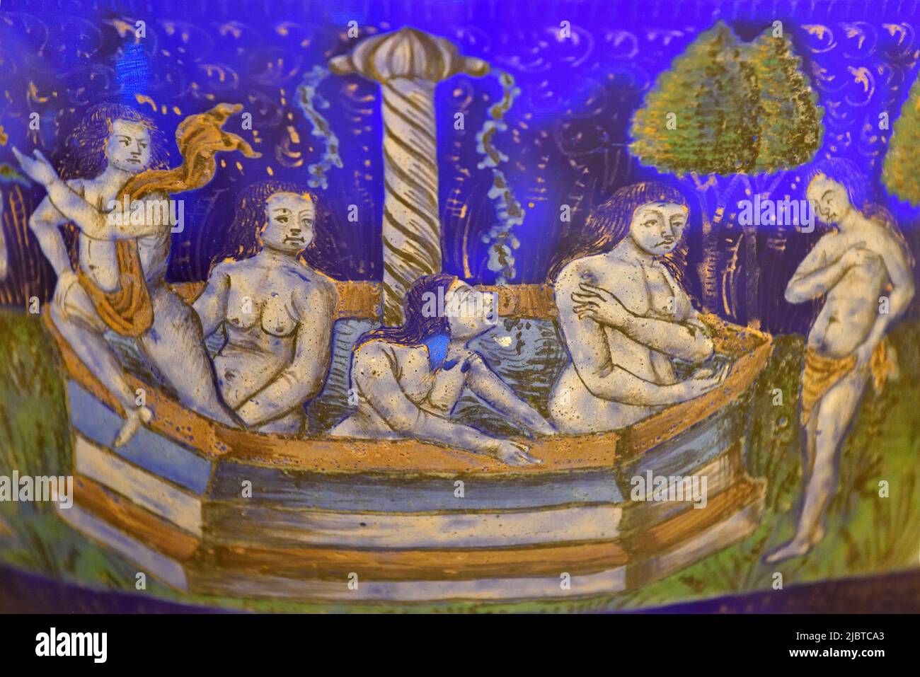 Italie, Venetia, Venise, classée au patrimoine mondial de l'UNESCO, Murano, Musée du verre, Coppa Barovier (vers 1460), verre soufflé bleu émaillé représentant le bain des jeunes femmes Banque D'Images