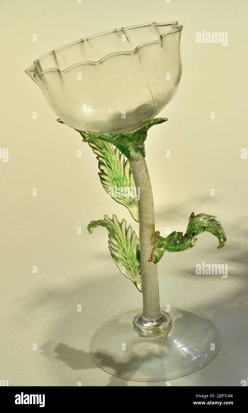 Italie, Venetia, Venise, classée au patrimoine mondial de l'UNESCO, Murano, musée du verre, calice en forme de fleur conçu par Toso brohers (1900) Banque D'Images