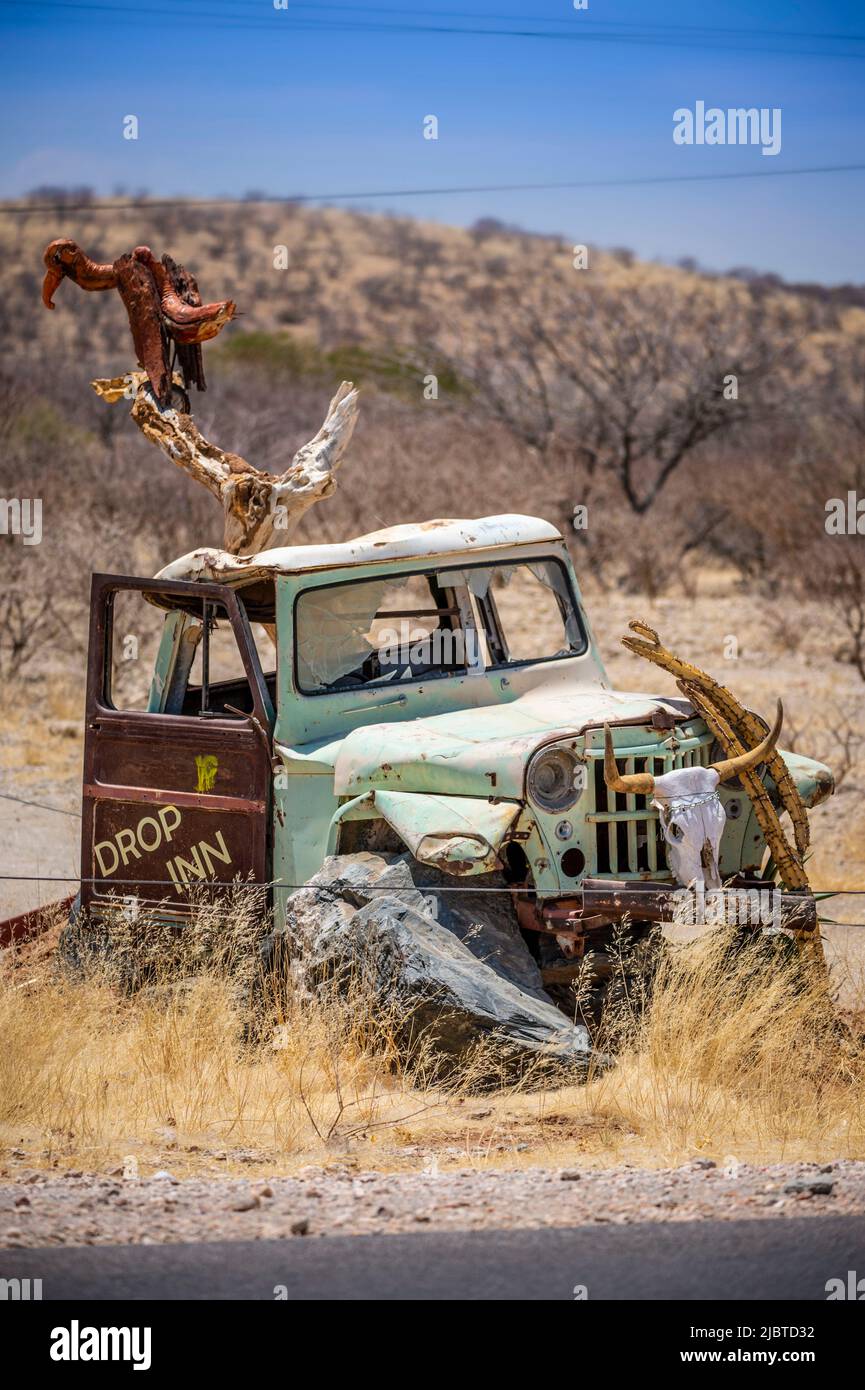 Namibie, région de Kunene, Khorixas, carcasse d'un vieux pick-up à l'entrée d'une ferme sur la route C 39 Banque D'Images