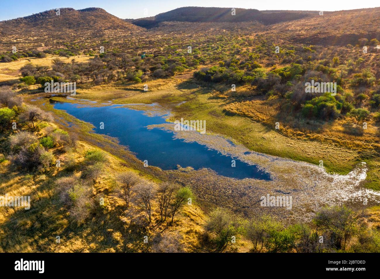 Namibie, région d'Otjozondjupa, district d'Otjiwarongo, Kalkfeld, vue aérienne d'Otjihaémaparero où des traces fossilisées de dinosaures de Ceratosauria, datant de 219 millions d'années, sont encore visibles Banque D'Images