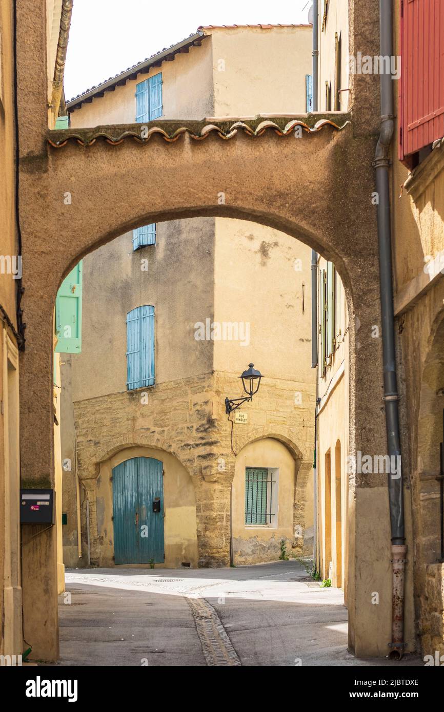 France, Vaucluse, Parc naturel régional du Luberon, Pertuis, allée du centre historique Banque D'Images