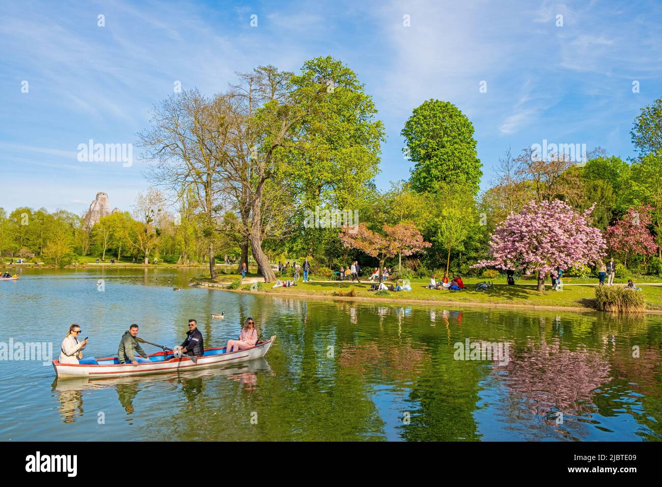 France, Paris, Bois de Vincennes, Lac Daumesnil et cerisiers en fleurs Banque D'Images