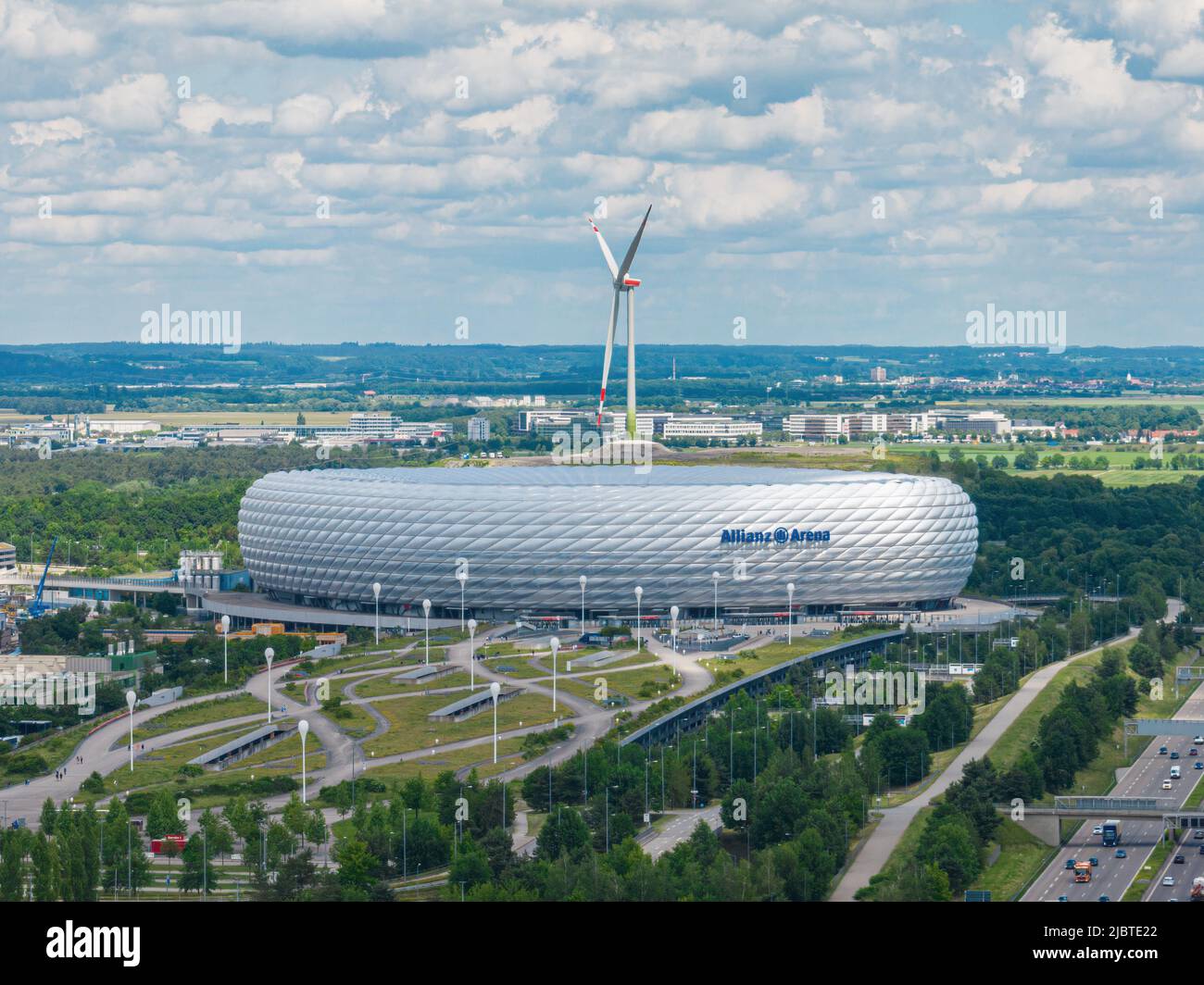 MUNICH, ALLEMAGNE - JUIN 8 : vue aérienne de l'arène de football Allianz sur JNE 8th, 2022 à Munich, Allemagne. Situé dans le quartier Schwabing-Freimann de Munich Banque D'Images