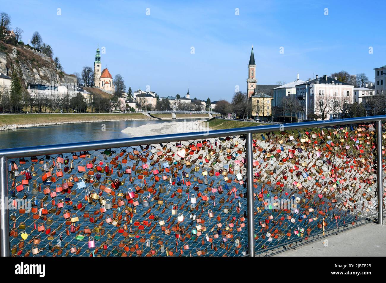 Autriche, Salzbourg, passerelle Marko-Feingold-Steg sur la rivière Salzach Banque D'Images