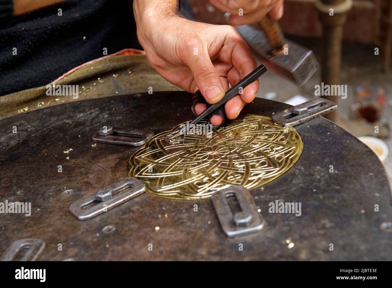 Égypte, le Caire, le Caire islamique, vieille ville classée au patrimoine mondial par l'UNESCO, souk Khan al-Khalili, artisan Banque D'Images