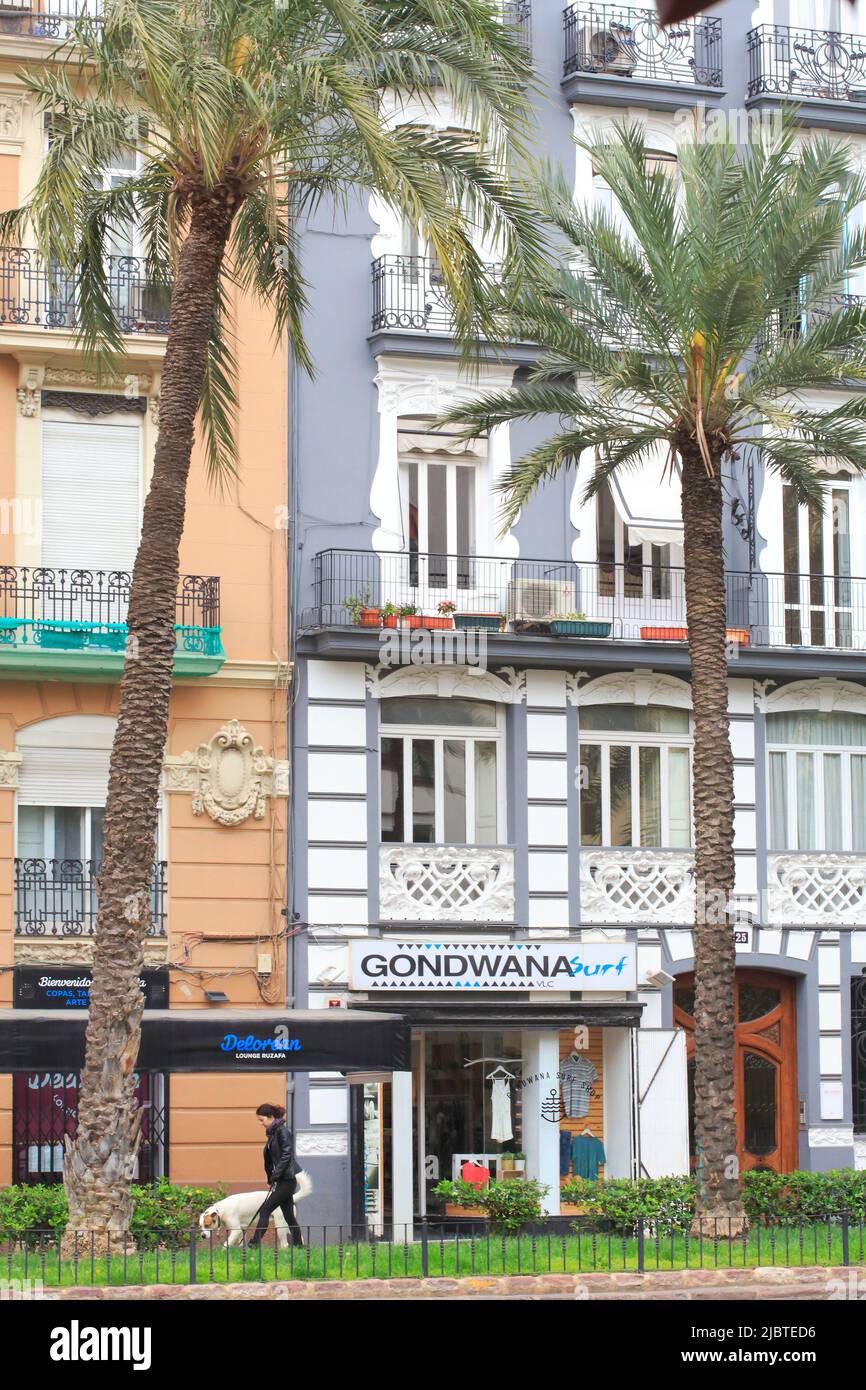 Espagne, Valence, quartier Eixample, Gran via des Germanies, façades bourgeoises bordées de palmiers Banque D'Images