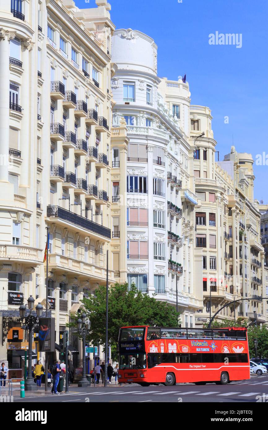 Espagne, Valence, place de l'Hôtel de ville (Plaza del Ayuntamiento), bus touristique devant une rangée de bâtiments du 1930s Banque D'Images