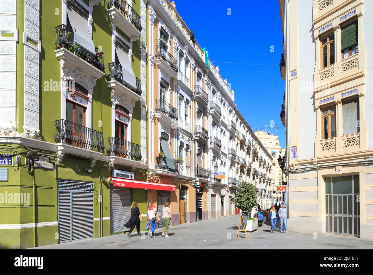 Espagne, Valence, quartier de Ruzafa, traversée de la Calle de Cádis et de la Calle del Cura Femenía Banque D'Images