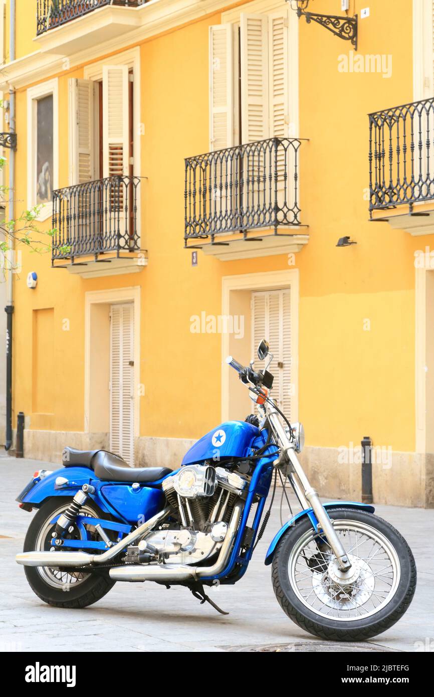 Espagne, Valence, quartier Carmen, moto garée dans la rue Banque D'Images
