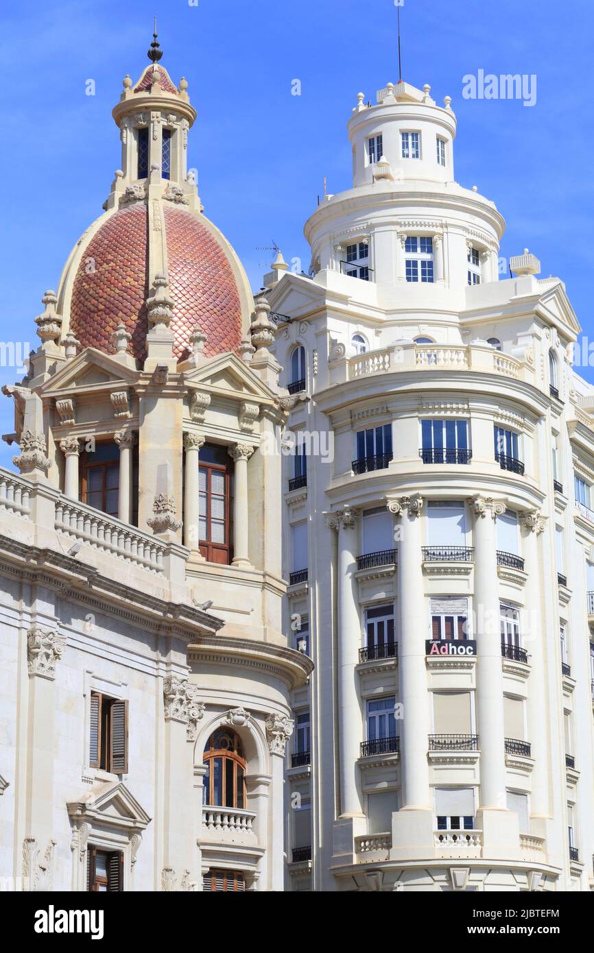 Espagne, Valence, place de l'Hôtel de ville (Plaza del Ayuntamiento), sur le coin gauche du bâtiment de l'Hôtel de ville (1905) par les architectes Francisco de Mora y Berenguer et Carlos Carbonell Pañella et sur la droite un bâtiment du 1930s Banque D'Images