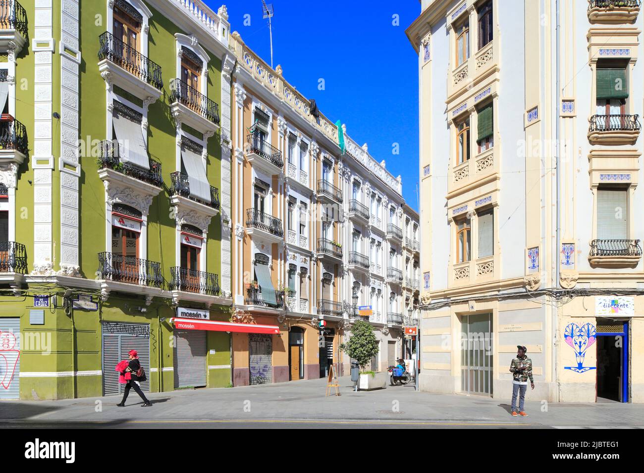 Espagne, Valence, quartier de Ruzafa, traversée de la Calle de Cádis et de la Calle del Cura Femenía Banque D'Images