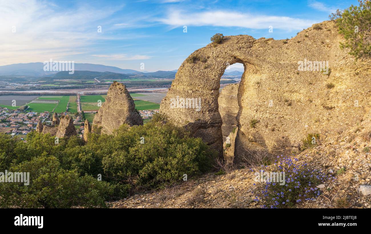 France, Alpes-de-haute-Provence, vallée de la Durance, les Mées, les Pénitents des Mées, formations géologiques qui surplombent le village Banque D'Images