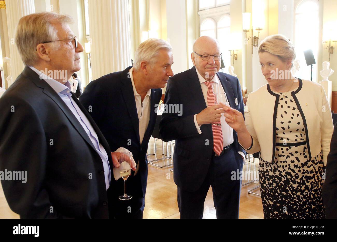 Berlin, Allemagne. 08th juin 2022. Franziska Giffey (SPD), maire au pouvoir, discute avec ses prédécesseurs au bureau Eberhard Diepgen (CDU l-r), Klaus Wowereit (SPD) et Walter Momper (SPD) au début d'une réception en l'honneur de Wolf Biermann, tardivement à son anniversaire de 85th, dans la salle des colonnes des Rotes Rathaus. Credit: Wolfgang Kumm/dpa/Alay Live News Banque D'Images