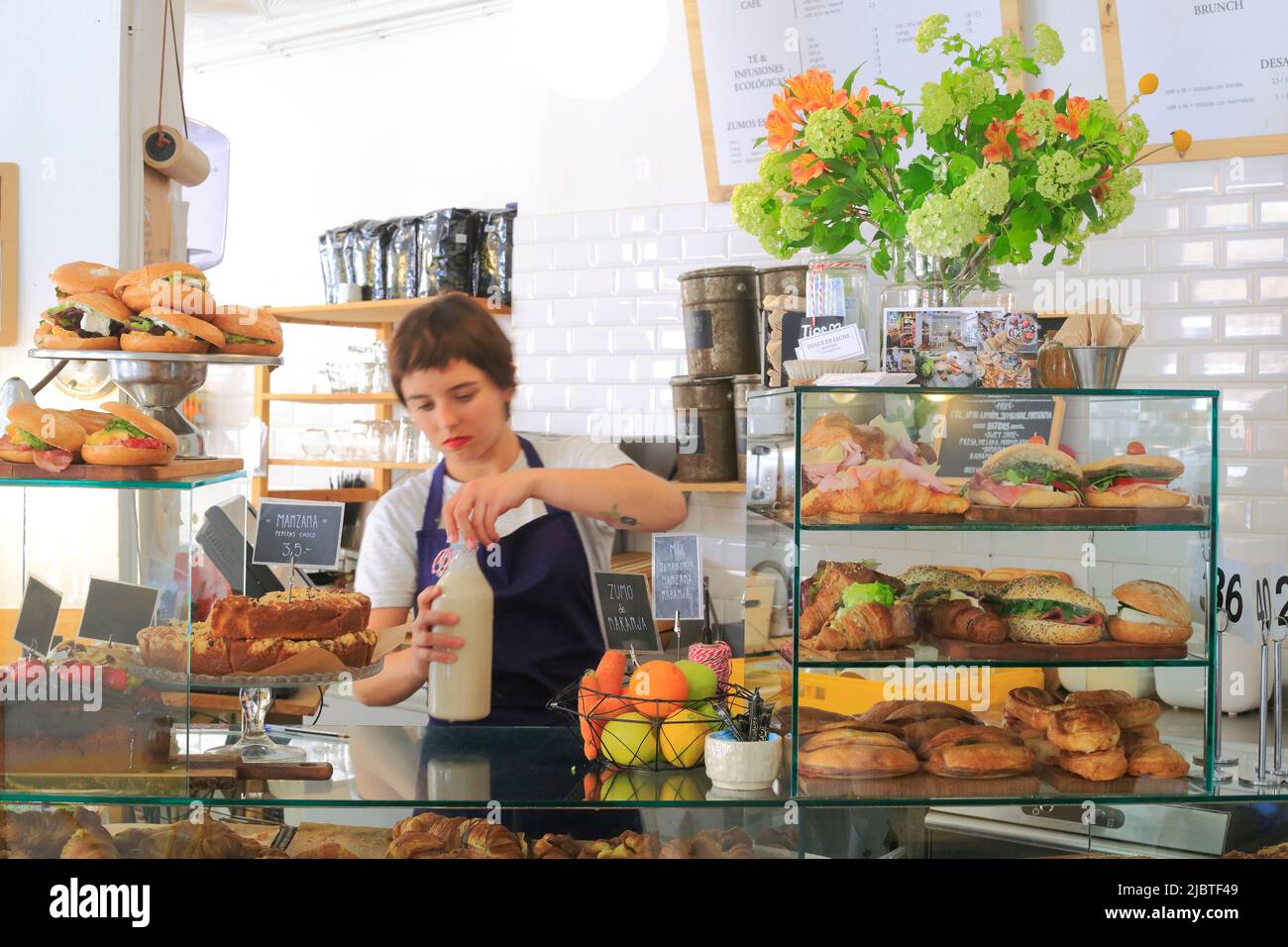 Espagne, Valence, quartier de Ruzafa, pâtisserie et cafétéria Dulce de Leche, choix de sandwiches, tartes salées, gâteaux... Banque D'Images