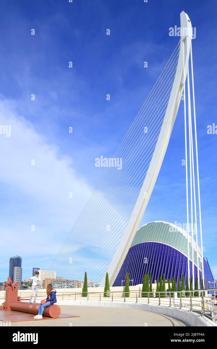 Espagne, Valence, Cité des Arts et des Sciences (Ciudad de las Artes y las Ciencias), complexe culturel conçu par l'architecte Santiago Calatrava, Ágora et au premier plan le Pont de l'Assut de l'Or (Pont de la Serradora ) Banque D'Images