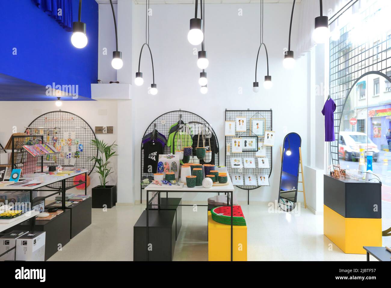 Espagne, Valence, quartier de Ruzafa, Gnomo magasin conçu en 2010 par l'agence de design Masquespacio et qui vend décoration, illustration, livres, vêtements... Banque D'Images