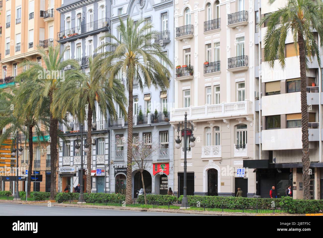 Espagne, Valence, quartier Eixample, Gran via des Germanies, façades bourgeoises bordées de palmiers Banque D'Images