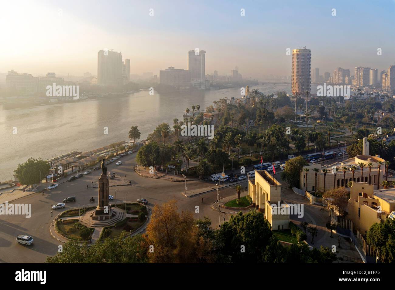 Egypte, le Caire, quartier de Zamalek, île de Gezira, vue d'ensemble avec le Nil et l'hôtel Sofitel Cairo Nile El Gezirah Banque D'Images