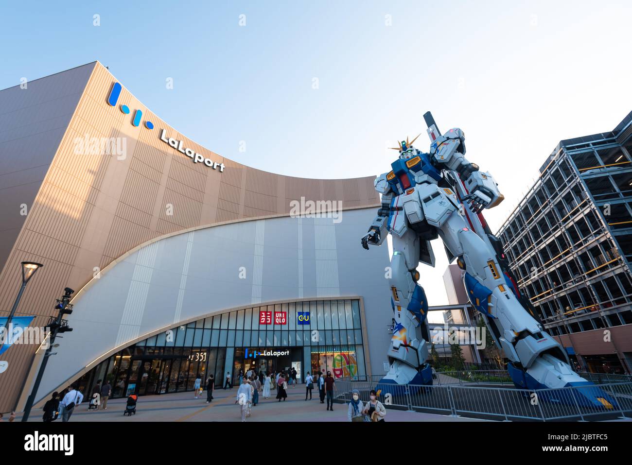 Robot Gundam grandeur nature au centre commercial de Lalaport Banque D'Images Robot Gundam grandeur nature au centre commercial de Lalaport Banque D'Images