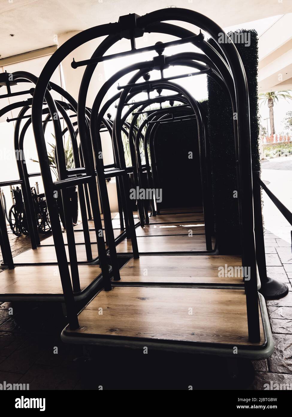 Un groupe de chariots à bagages à l'entrée pour les clients qui s'y sont enregistrés. Banque D'Images