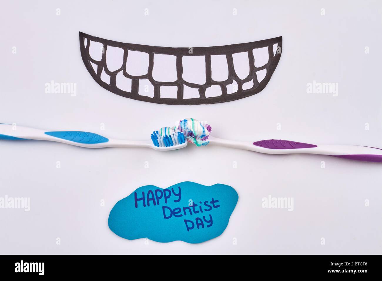 Illustration de brosses à dents avec couche de dentifrice et dents de tirage. Isolé sur fond blanc. Plan d'étapage avec vue de dessus. Banque D'Images