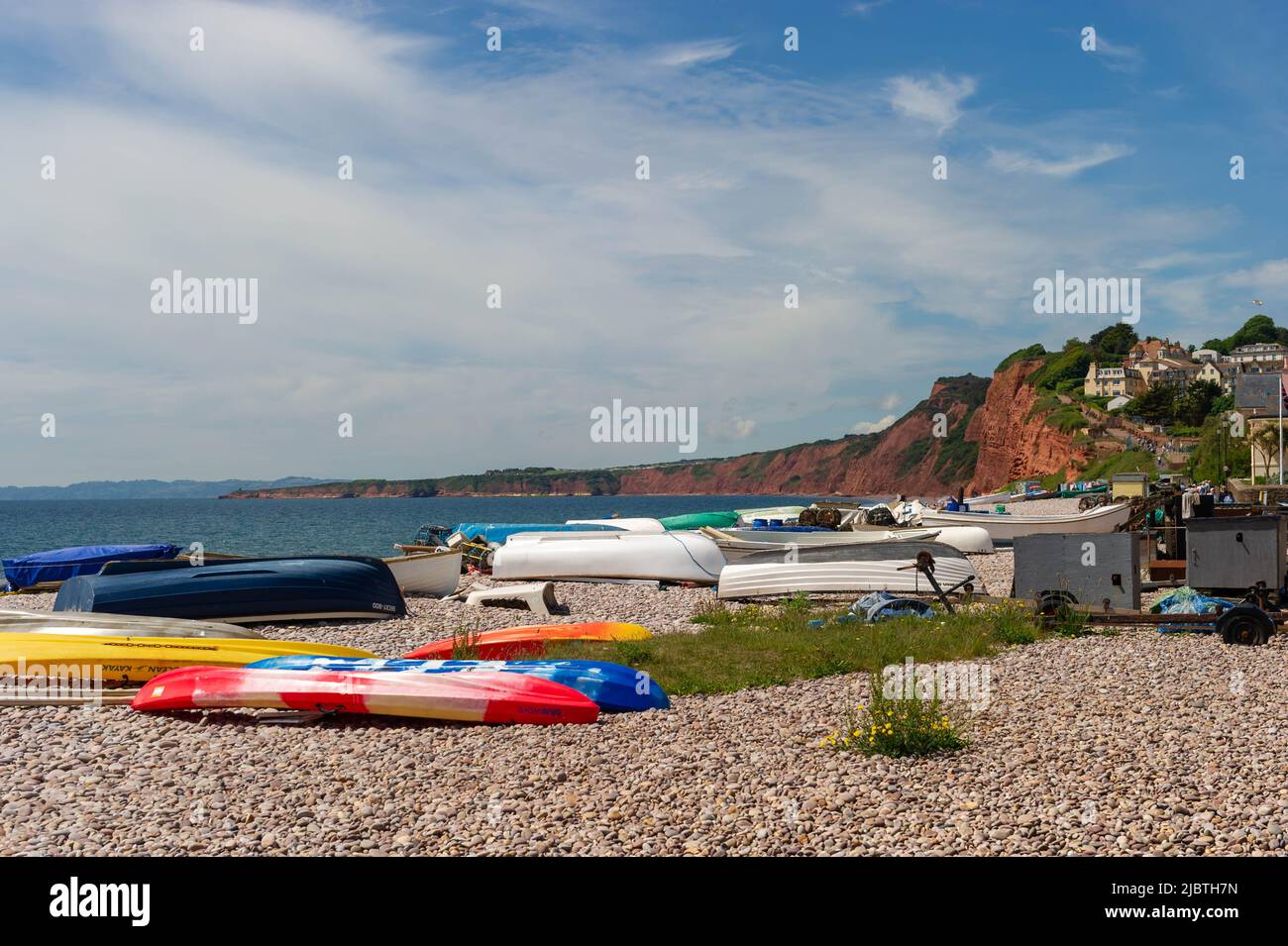 Bateaux colorés sur la plage de Budleigh Salterton, Devon, Angleterre Banque D'Images